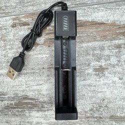 Зарядное устройство USB черное для аккумуляторов 18650, CR123A и других литий-ионных элементов питания